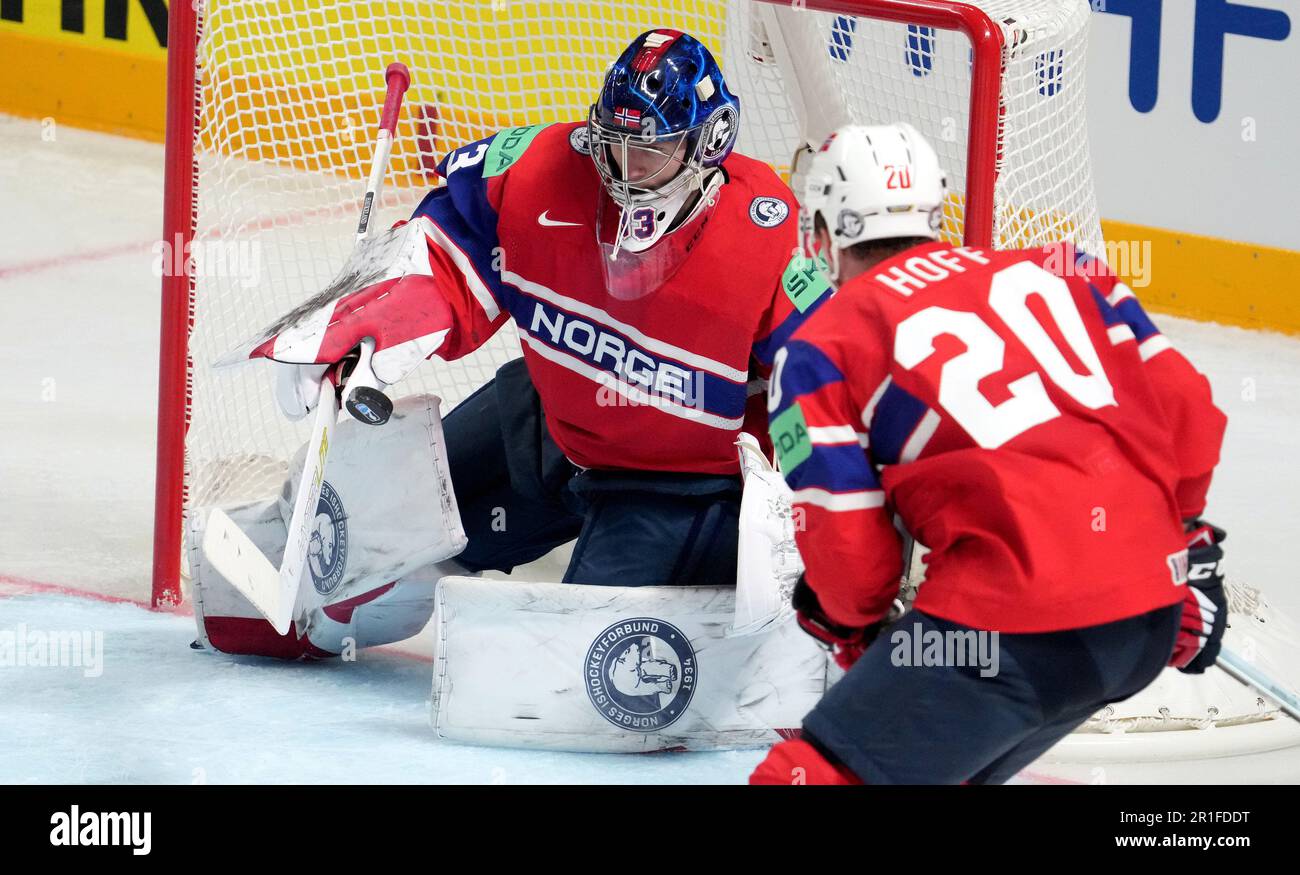 Riga, Lettonia. 13th maggio, 2023. Il portiere norvegese Henrik Haukeland (L) cerca di salvare durante la partita di Gruppo B tra Norvegia e Kazakistan al Campionato Mondiale di Hockey su ghiaccio IIHF 2023 a riga, Lettonia, 13 maggio 2023. Credit: Edijs Palens/Xinhua/Alamy Live News Foto Stock