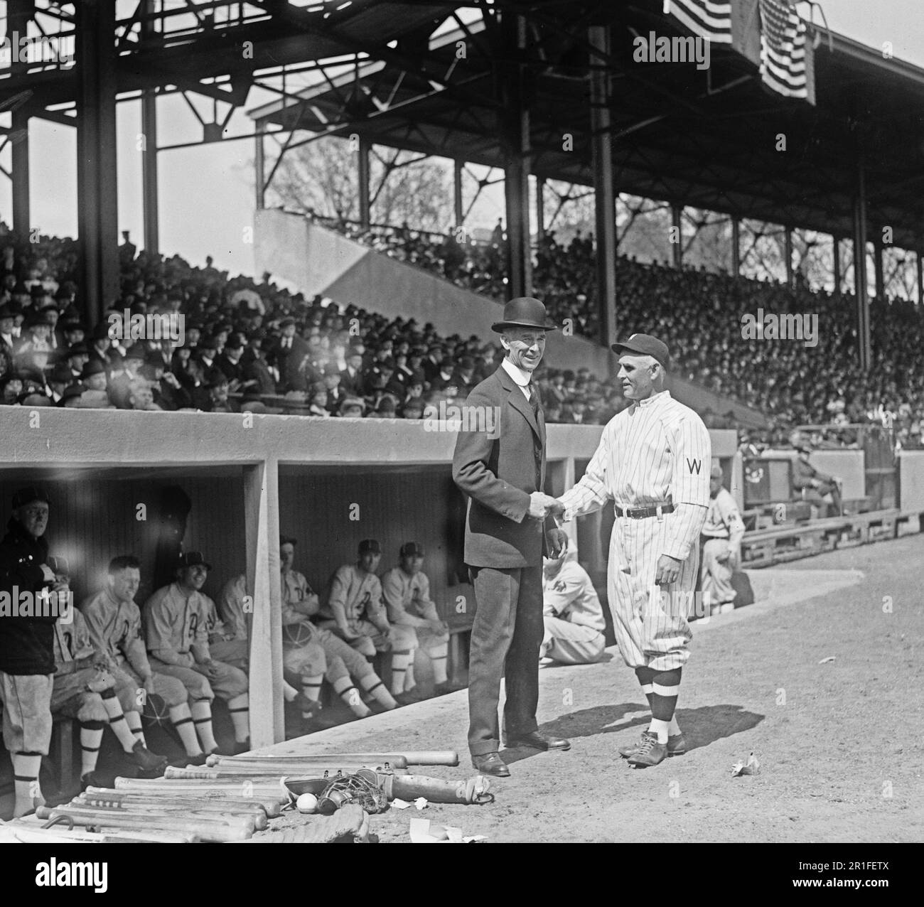 Foto di archivio: Clark Griffith e Connie Mack stringono le mani prima della partita di apertura della stagione di baseball 1919 Foto Stock