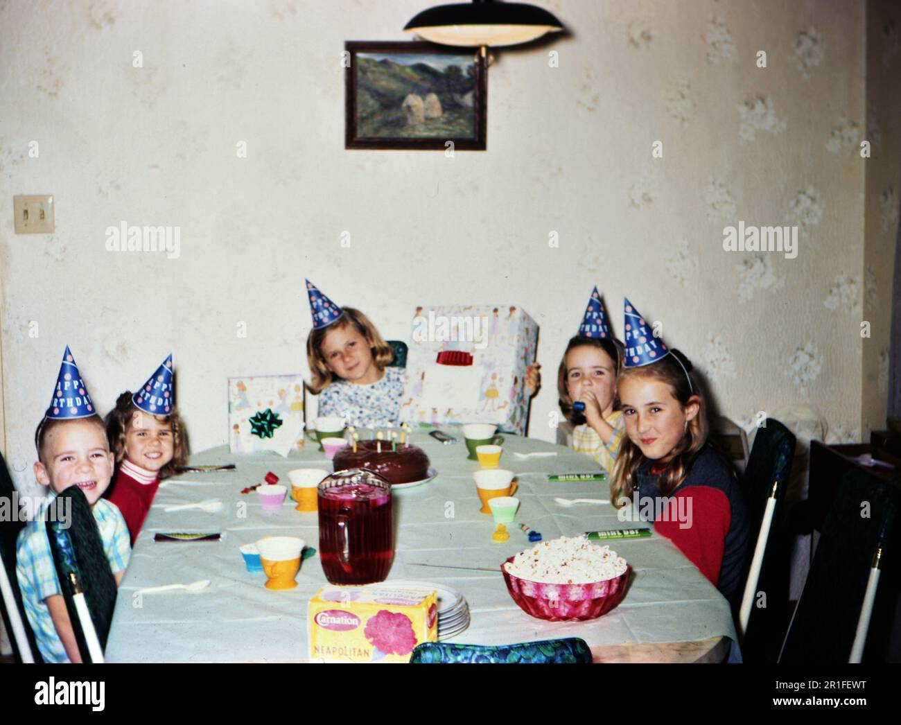 Bambini che si divertono ad una festa di compleanno in una casa ca. 1969 Foto Stock