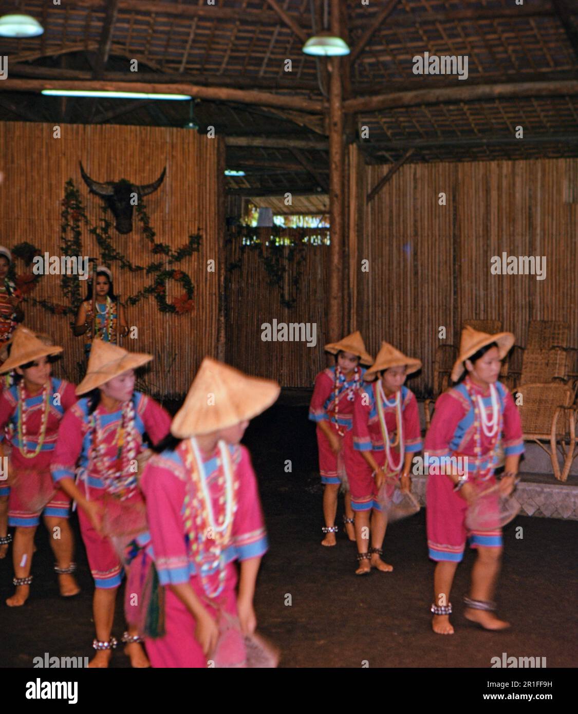 Titolo originale: "Aborigeni cinesi a Taiwan" (r) . Ciò potrebbe significare possibilmente ballerini cinesi etnici in Taiwan ca. 1973 Foto Stock