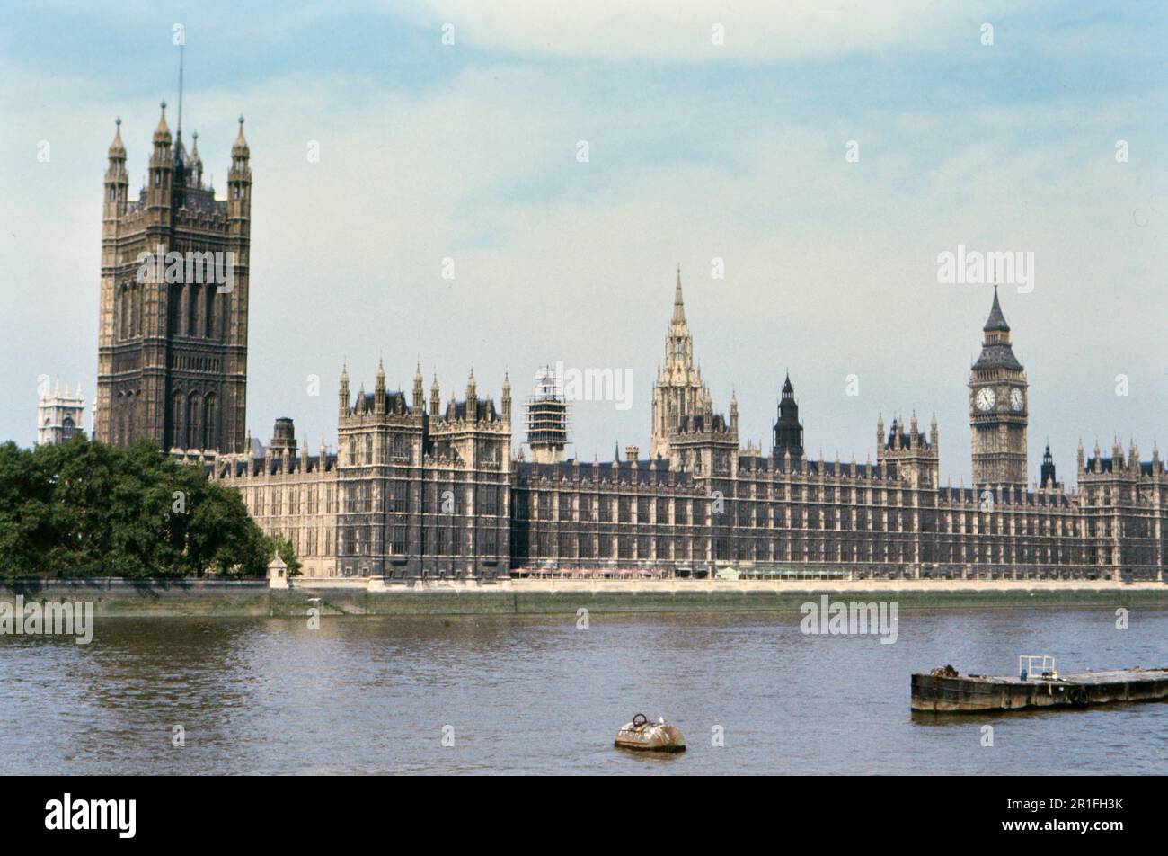 Il Tamigi di fronte all'Abbazia di Westminster; Londra Inghilterra ca. 1976 Foto Stock