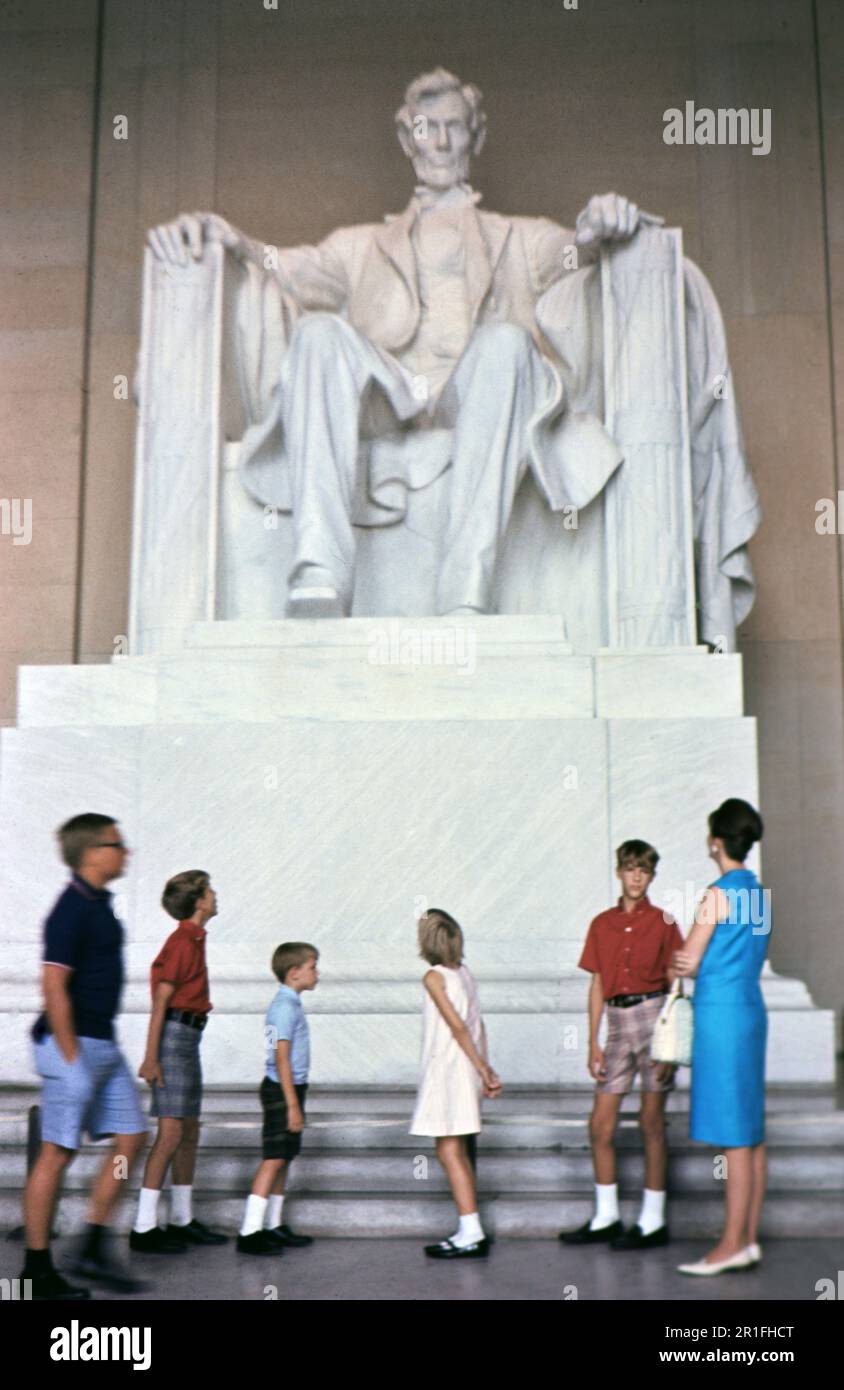 Una famiglia di fronte al Lincoln Memorial a Washington D.C. ca. 1960s Foto Stock
