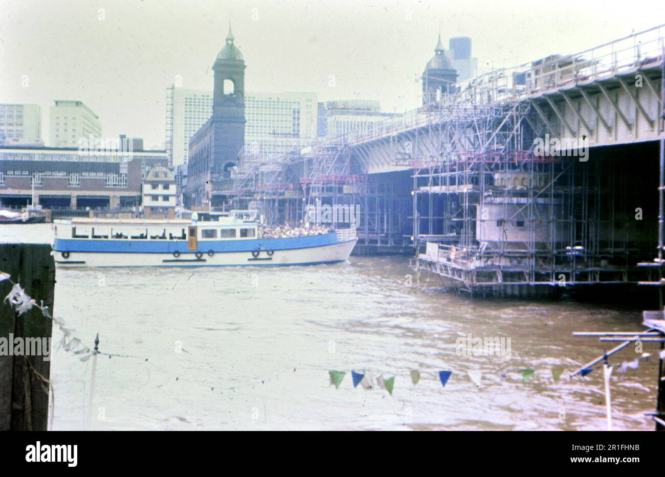 Barca sul Tamigi a Londra ca. 1981 Foto Stock