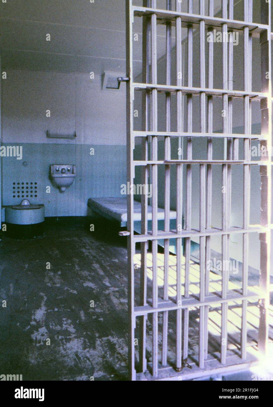 Interno della cella di prigione abbandonata di Alcatraz ca. 1986 Foto Stock