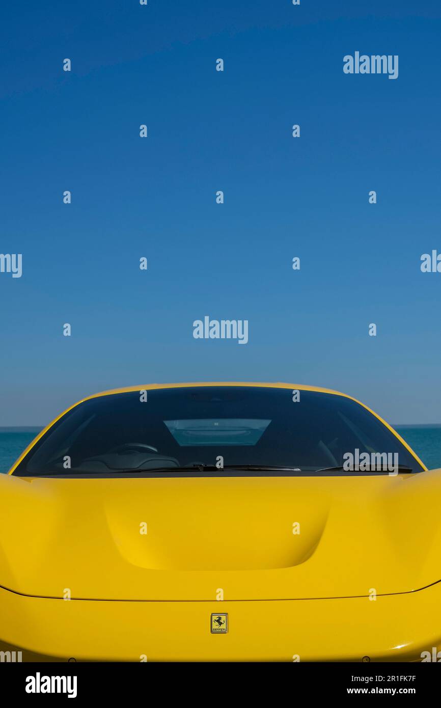 Giallo Ferrari F8 Tributo e cielo blu Foto Stock