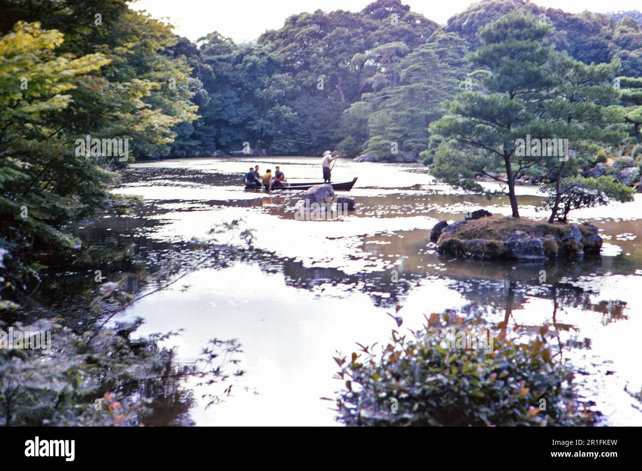 Barca in acqua di fronte al Padiglione dorato a Kyoto Giappone ca. 1973 Foto Stock