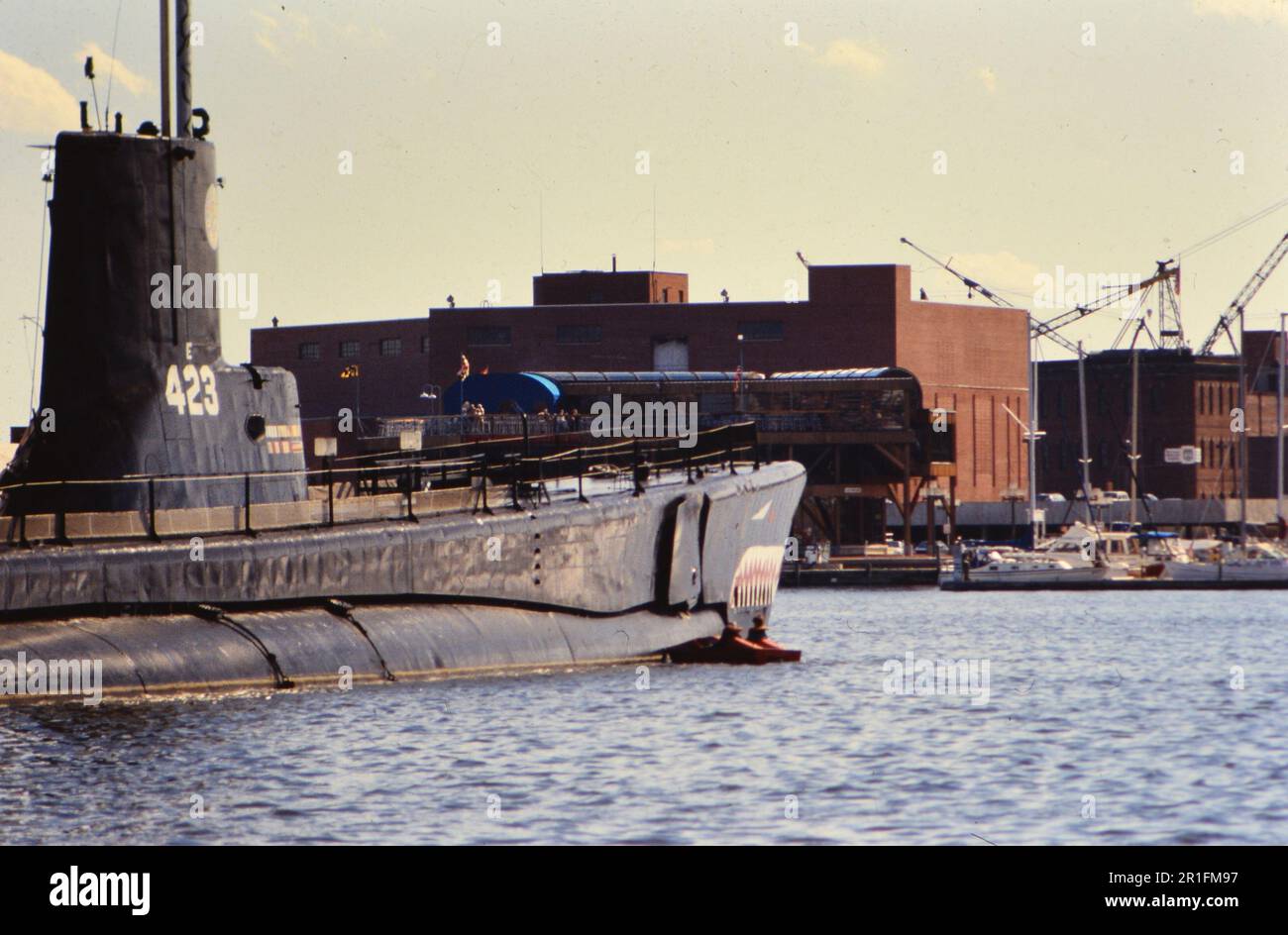 Possibilmente Baltimora, Maryland, Stati Uniti d'America: Guerra mondiale II Marina degli Stati Uniti USS torsk (SS-423) sottomarino di classe tench - prua con tubi di siluro e denti di squalo ??? ca. 1988 Foto Stock