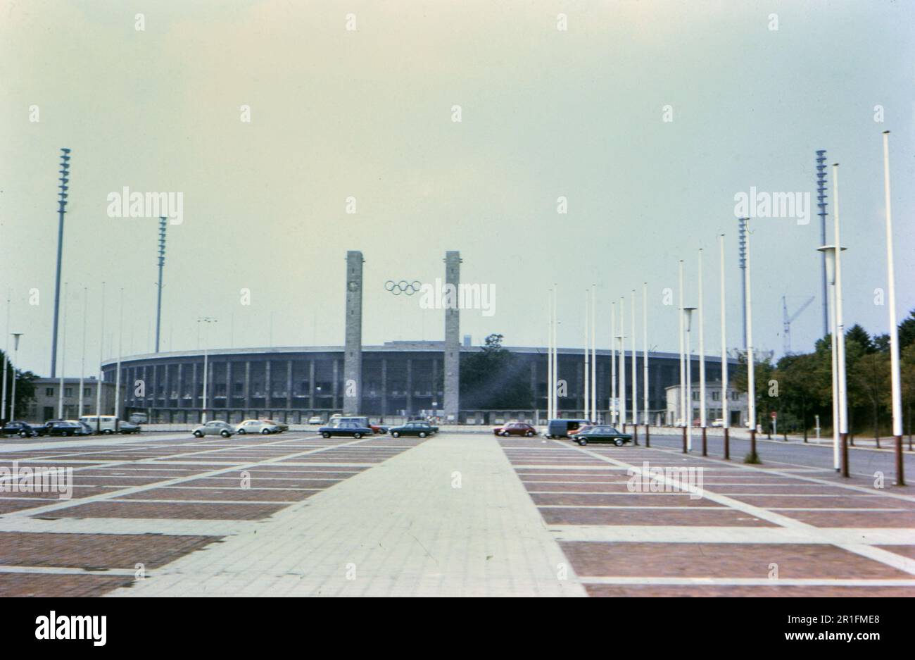 Auto nel parcheggio di fronte all'Olympiastadion -- Parco Olimpico di Berlino ca. 1972 Foto Stock