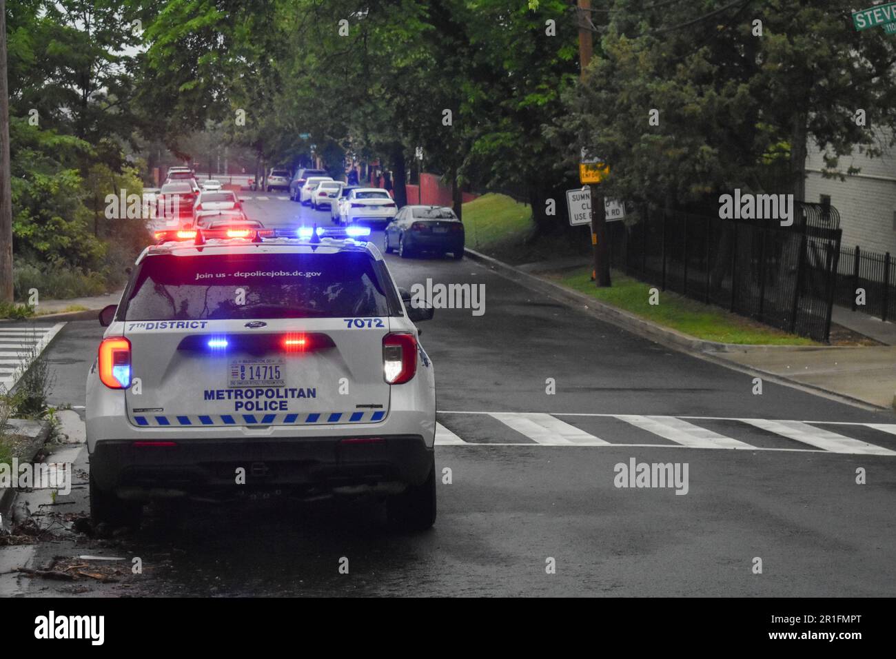 Washington, Stati Uniti. 13th maggio, 2023. Il Metropolitan Police Department parcheggia i veicoli della polizia su Wade Rd se dove è avvenuta la sparatoria. Intorno alle 4:20 ora orientale, sabato pomeriggio sul 2700 ° blocco di Wade Road sud-est, un maschio di 18 anni è stato sparato più volte ed è stato trasportato in ospedale per il trattamento. In questo momento, non ci sono aggiornamenti dal Dipartimento di polizia metropolitana sulla sparatoria. Credit: SOPA Images Limited/Alamy Live News Foto Stock