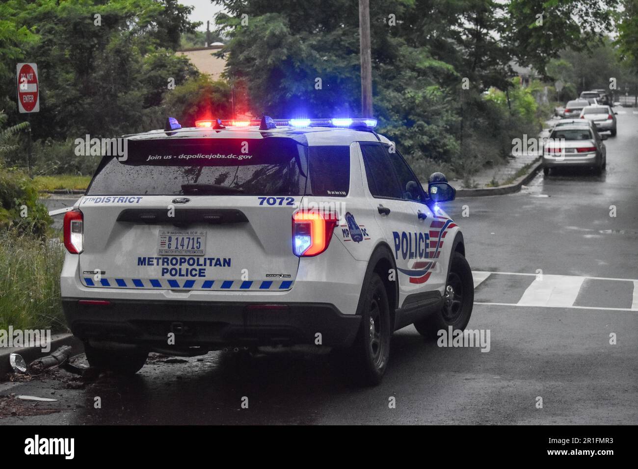 Washington, Stati Uniti. 13th maggio, 2023. Il Metropolitan Police Department parcheggia i veicoli della polizia su Wade Rd se dove è avvenuta la sparatoria. Intorno alle 4:20 ora orientale, sabato pomeriggio sul 2700 ° blocco di Wade Road sud-est, un maschio di 18 anni è stato sparato più volte ed è stato trasportato in ospedale per il trattamento. In questo momento, non ci sono aggiornamenti dal Dipartimento di polizia metropolitana sulla sparatoria. Credit: SOPA Images Limited/Alamy Live News Foto Stock