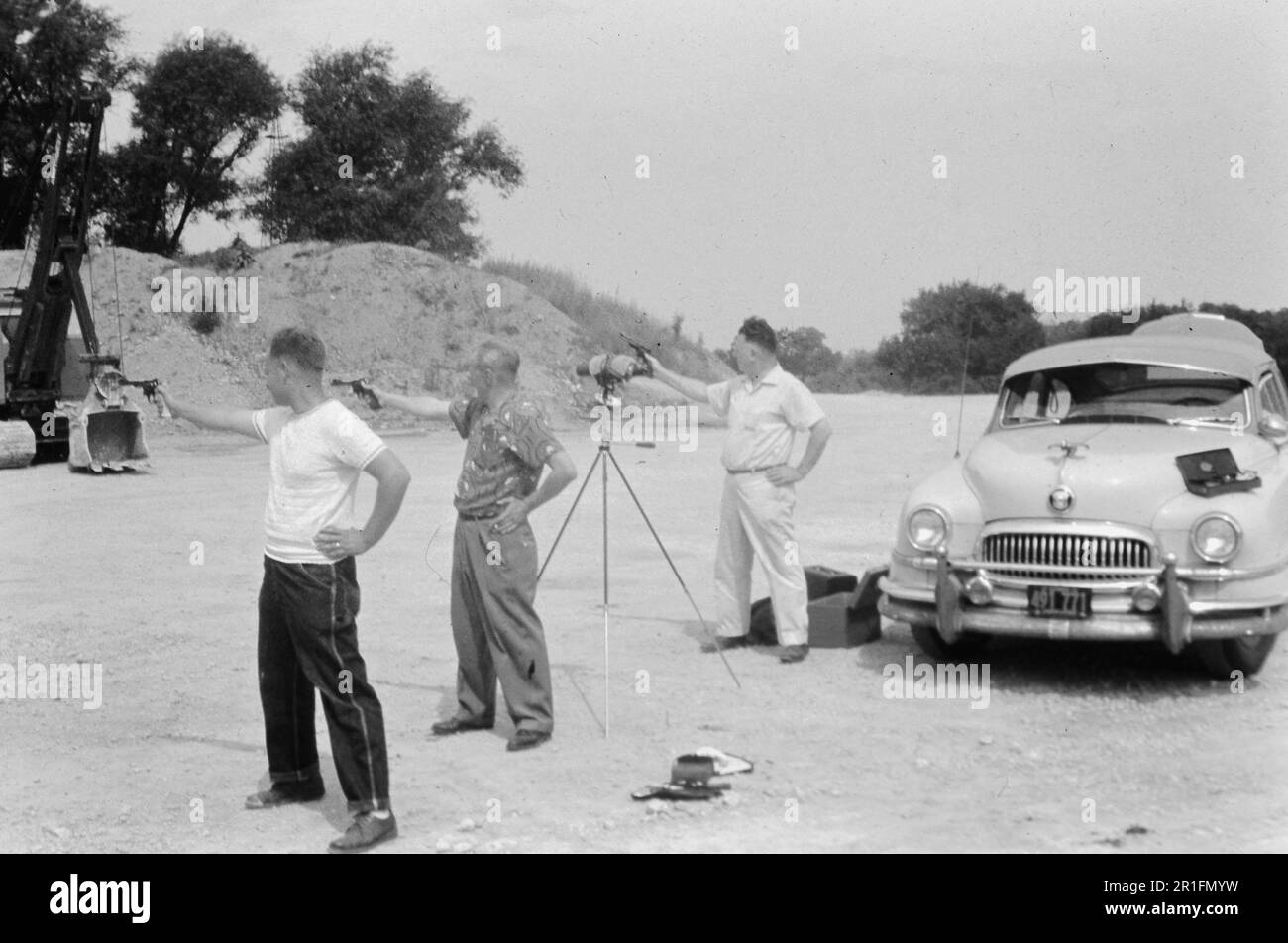 Tre uomini che sparano obiettivi con pistole ca. 1950-1955 Foto Stock