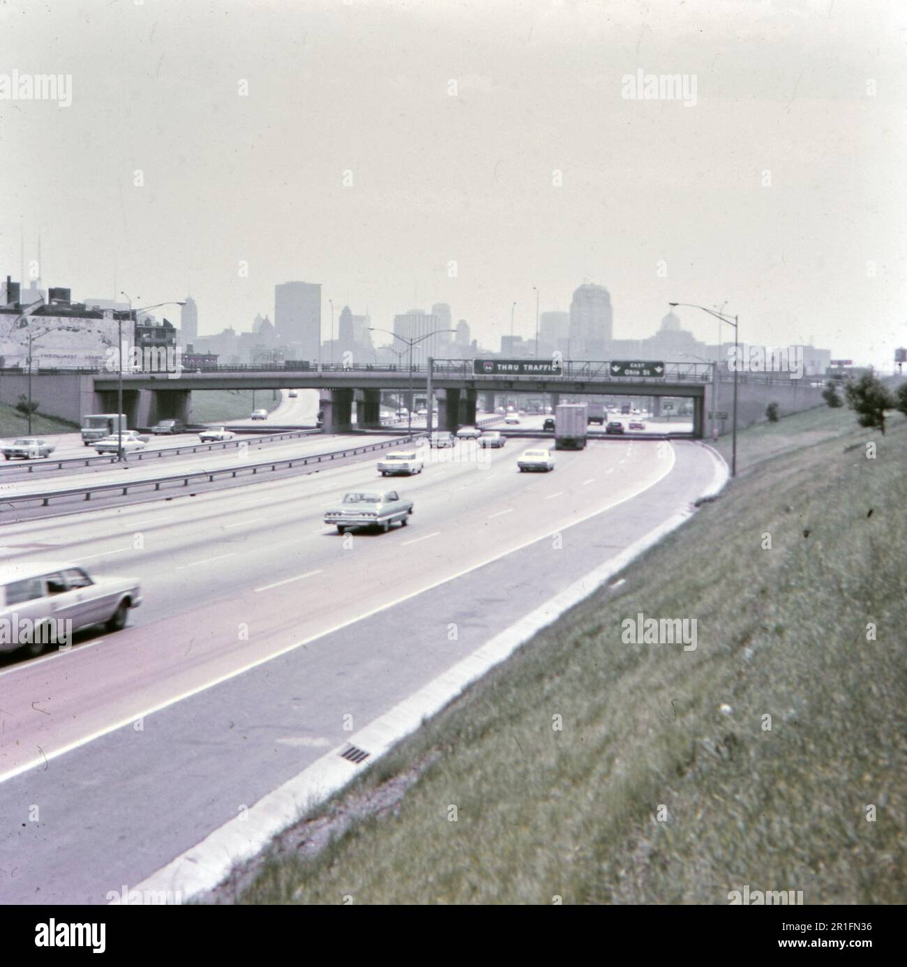 Traffico in direzione sud sulla i-94 a Chicago vicino all'uscita Ohio Street ca. 1965-1969 Foto Stock
