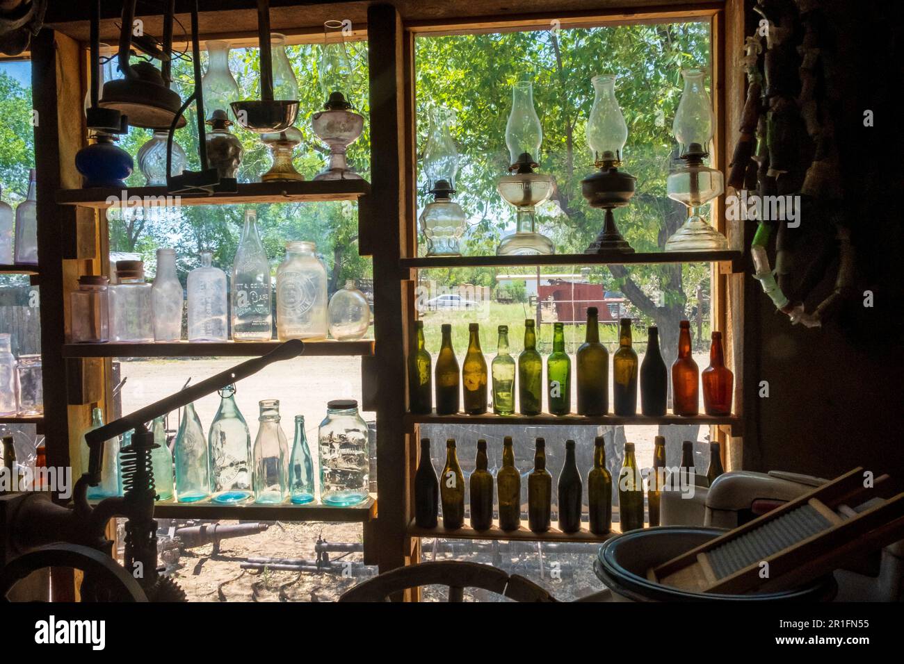 Bottiglie di vetro colorate in una finestra del Turquoise Mining Museum di Cerrillos, New Mexico, USA Foto Stock
