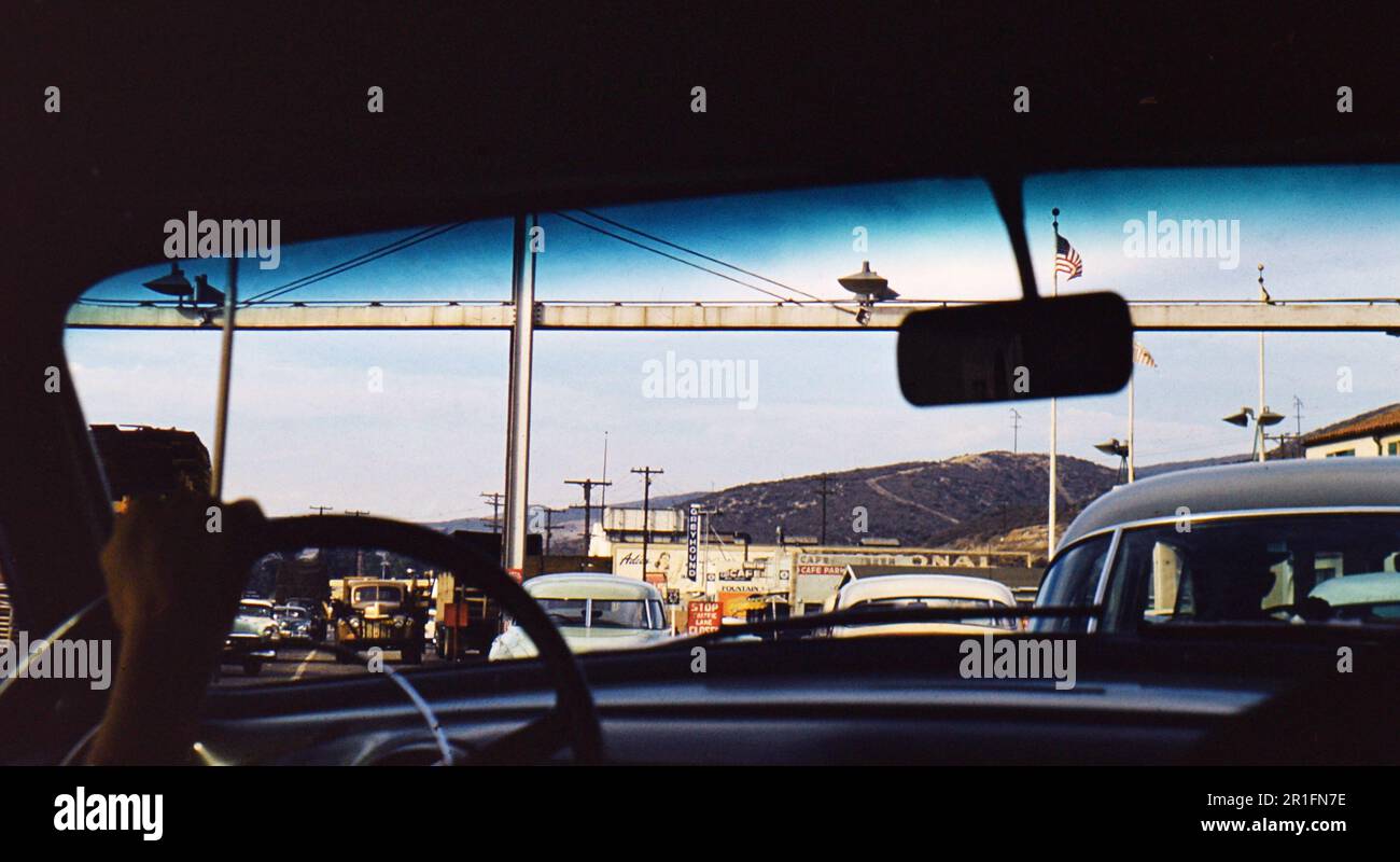 Vista del traffico attraverso il parabrezza di un'auto, foto scattata dal sedile posteriore ca. 1950s Foto Stock