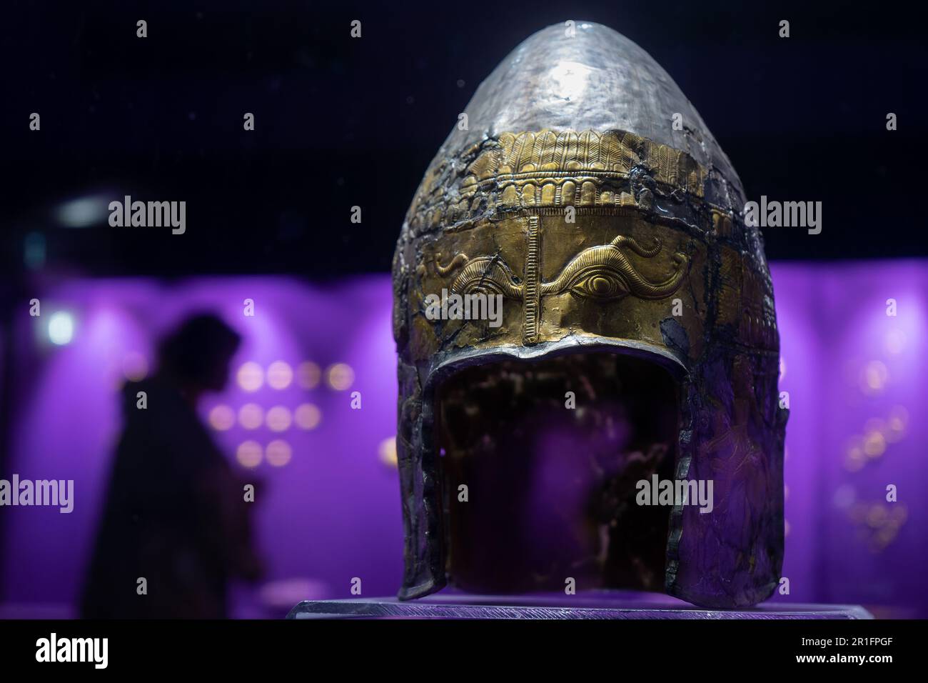 Bucarest, Romania. 13th maggio 2023: Casco dorato del tesoro di Peretu in mostra nella sala del tesoro del Museo Nazionale di Storia Rumena durante la lunga Notte dei Musei a Bucarest. Credit: Lucian Alecu/Alamy Live News Foto Stock