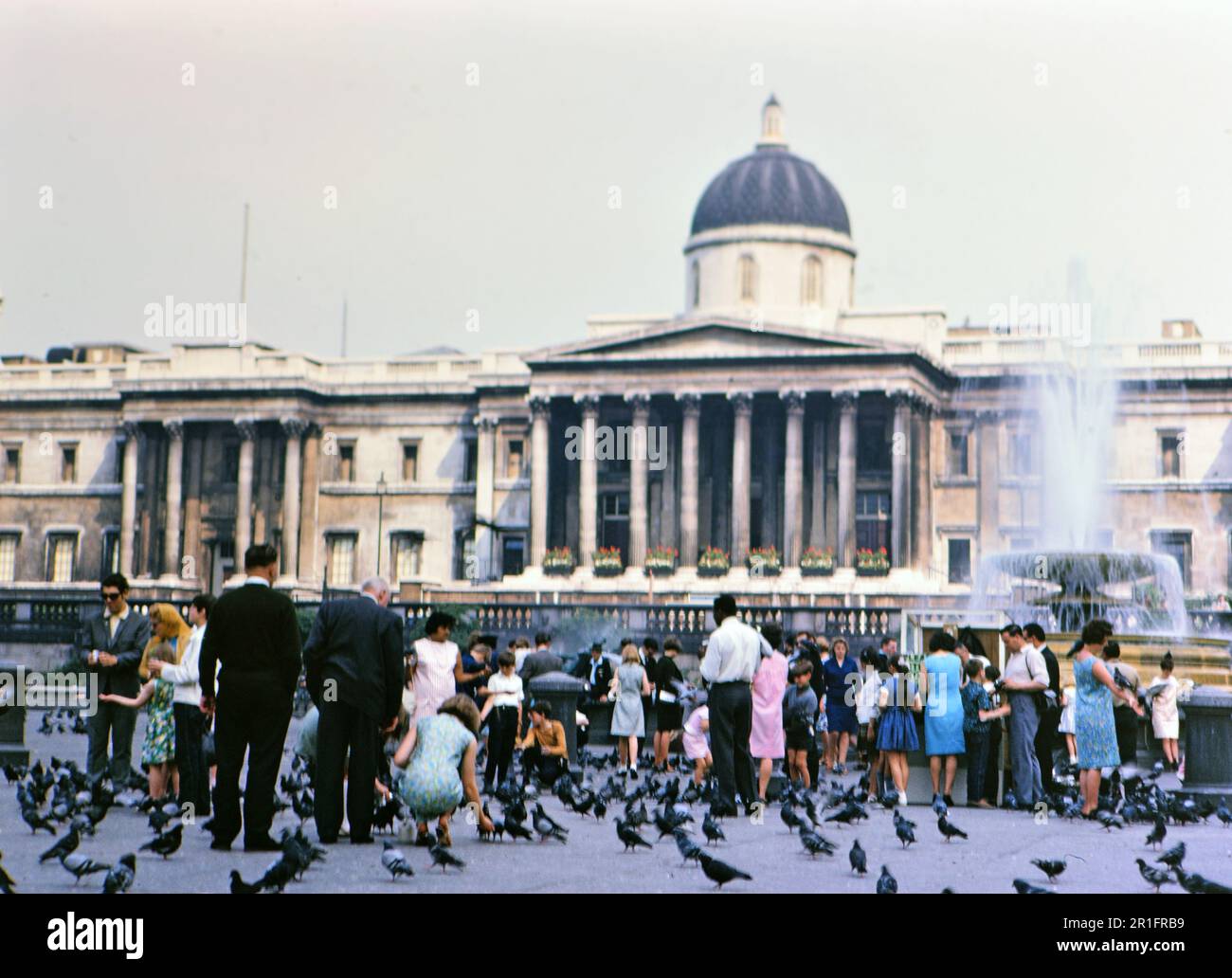 Turisti di fronte alla National Gallery a Londra Inghilterra ca. 1967-1972 Foto Stock
