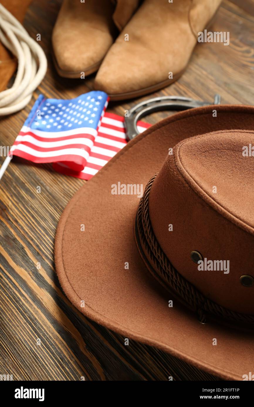 Composizione con diversi accessori da cowboy e bandiera degli Stati Uniti  su fondo in legno marrone Foto stock - Alamy