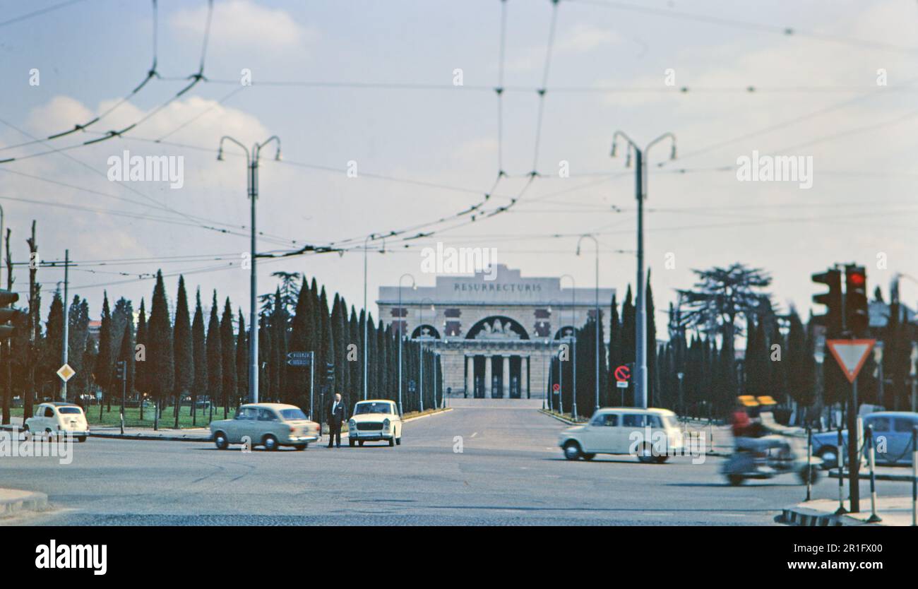 Traffico di fronte al Cimitero Monumentale di Verona, Italia ca. 1967 Foto Stock