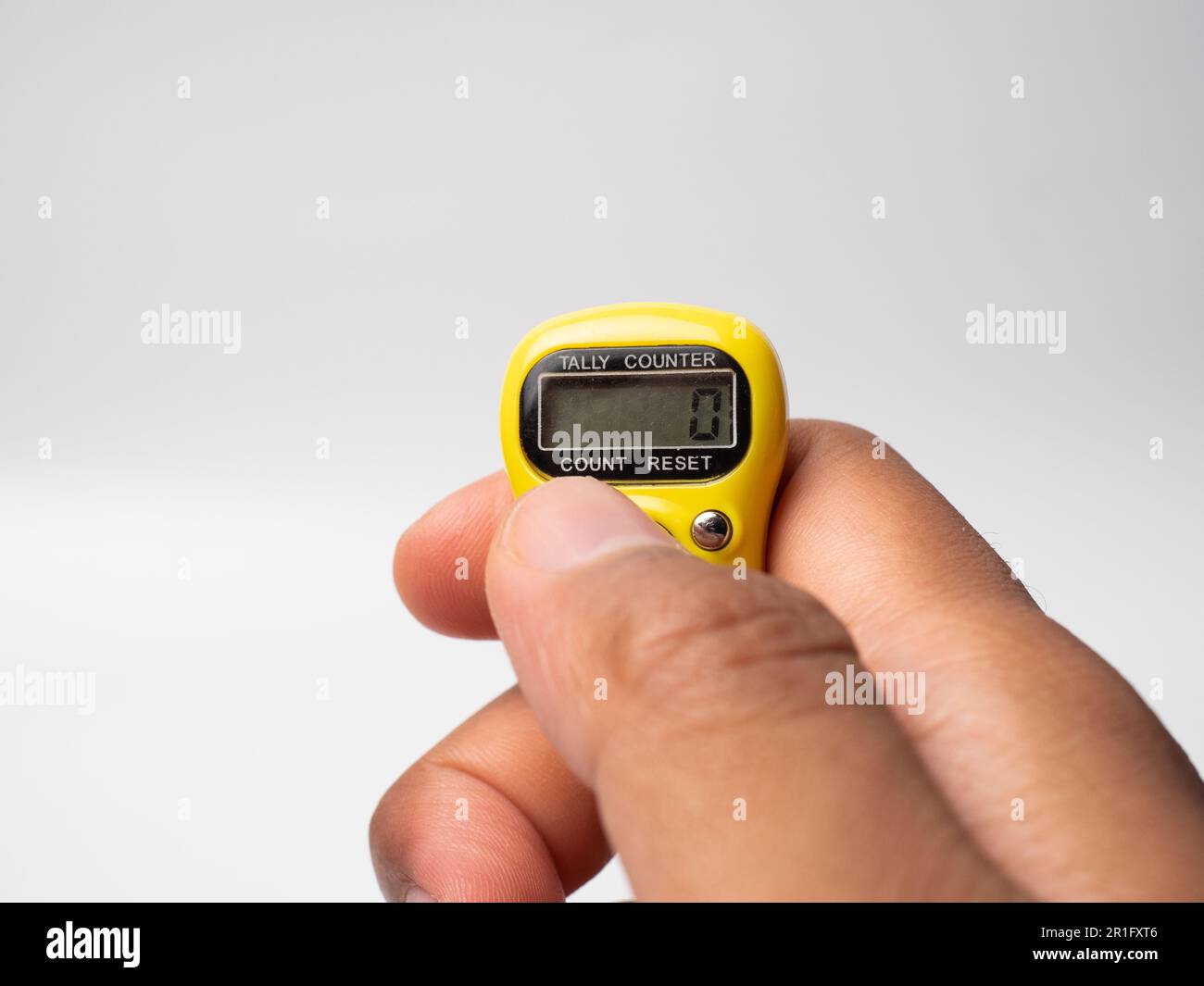 Immagine di un contatore digitale giallo su sfondo bianco Foto Stock