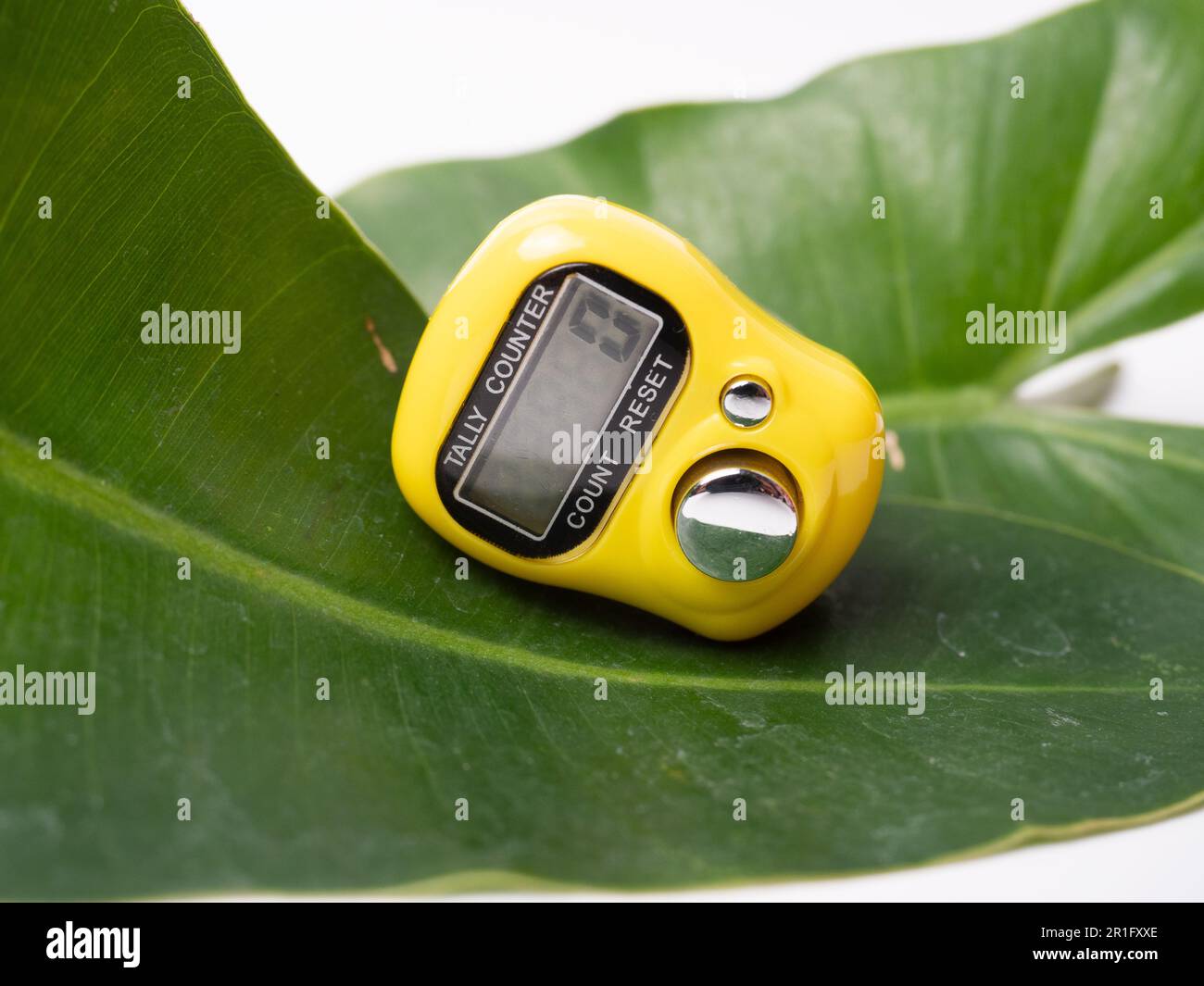 Immagine di un contatore digitale giallo su sfondo bianco Foto Stock