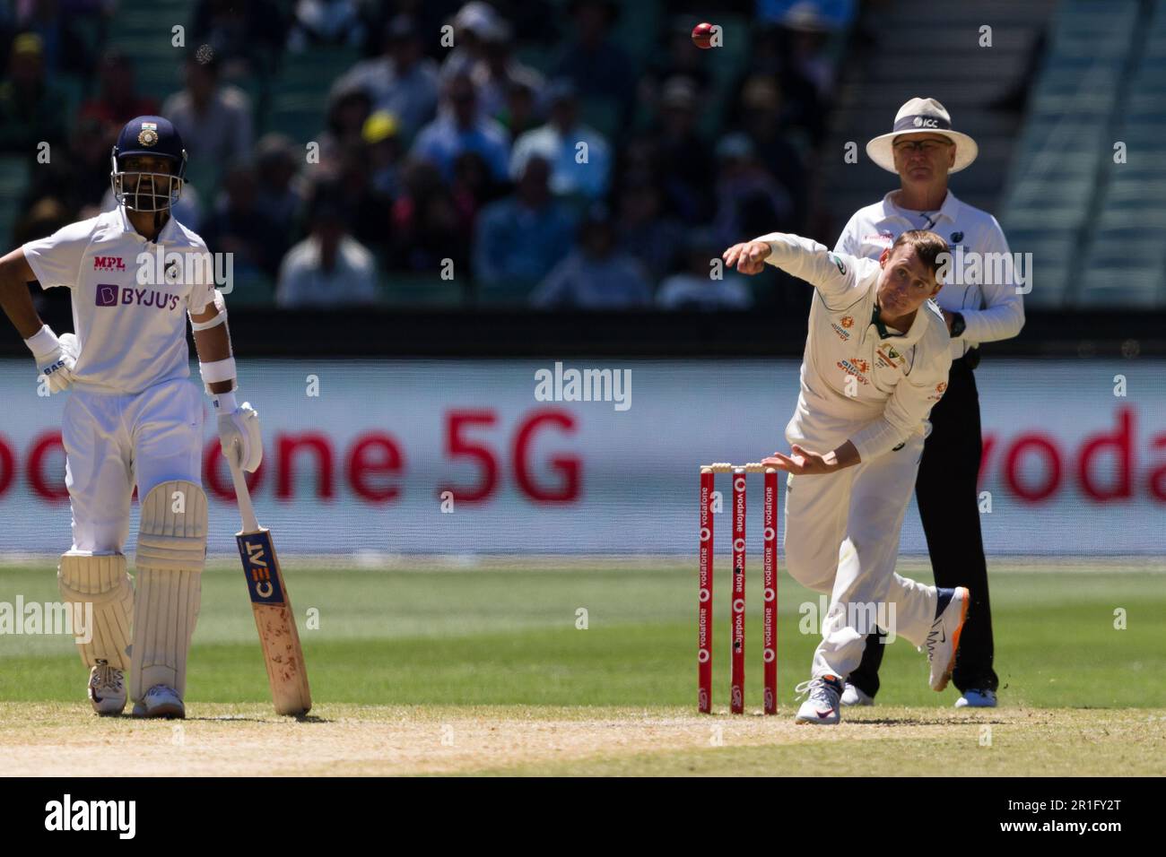 Melbourne, Australia, 29 dicembre 2020. Josh Hazlewood of Australia bocce durante il quarto giorno della seconda partita di cricket Vodafone Test tra Australia e India al Melbourne Cricket Ground il 29 dicembre 2020 a Melbourne, Australia. Credito: Dave Hewison/Dave Hewison Foto Stock