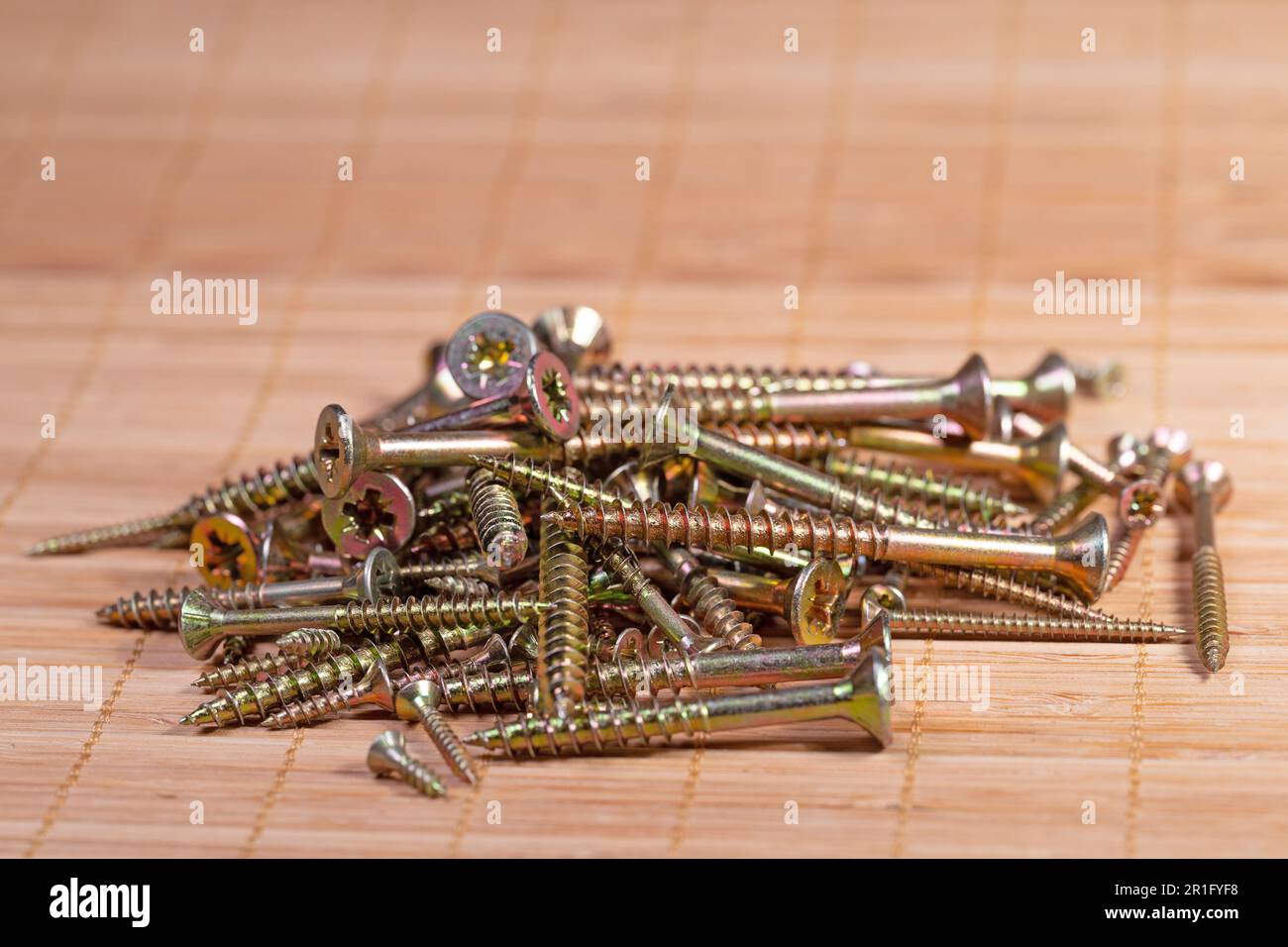 Un sacco di viti in legno galvanizzato su un palo Foto Stock