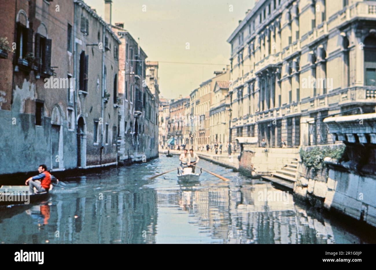 Barche in uno dei canali più piccoli di Venezia ca. fine 1950s o inizio 1960s Foto Stock