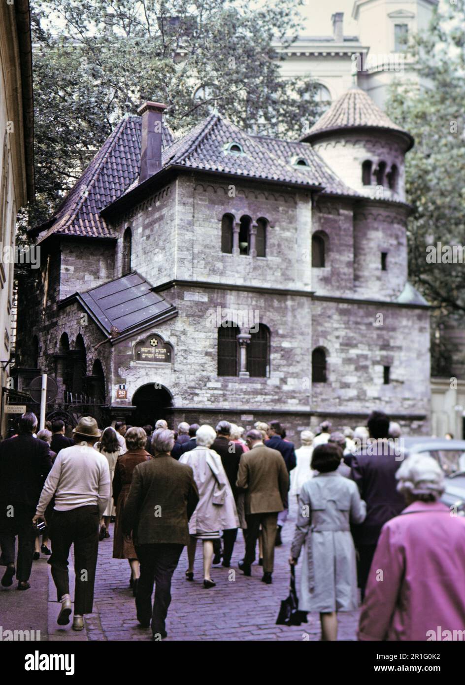 Turisti di fronte alla Sala della cerimonia ebraica, Praga-Josefov ca. 1972 Foto Stock