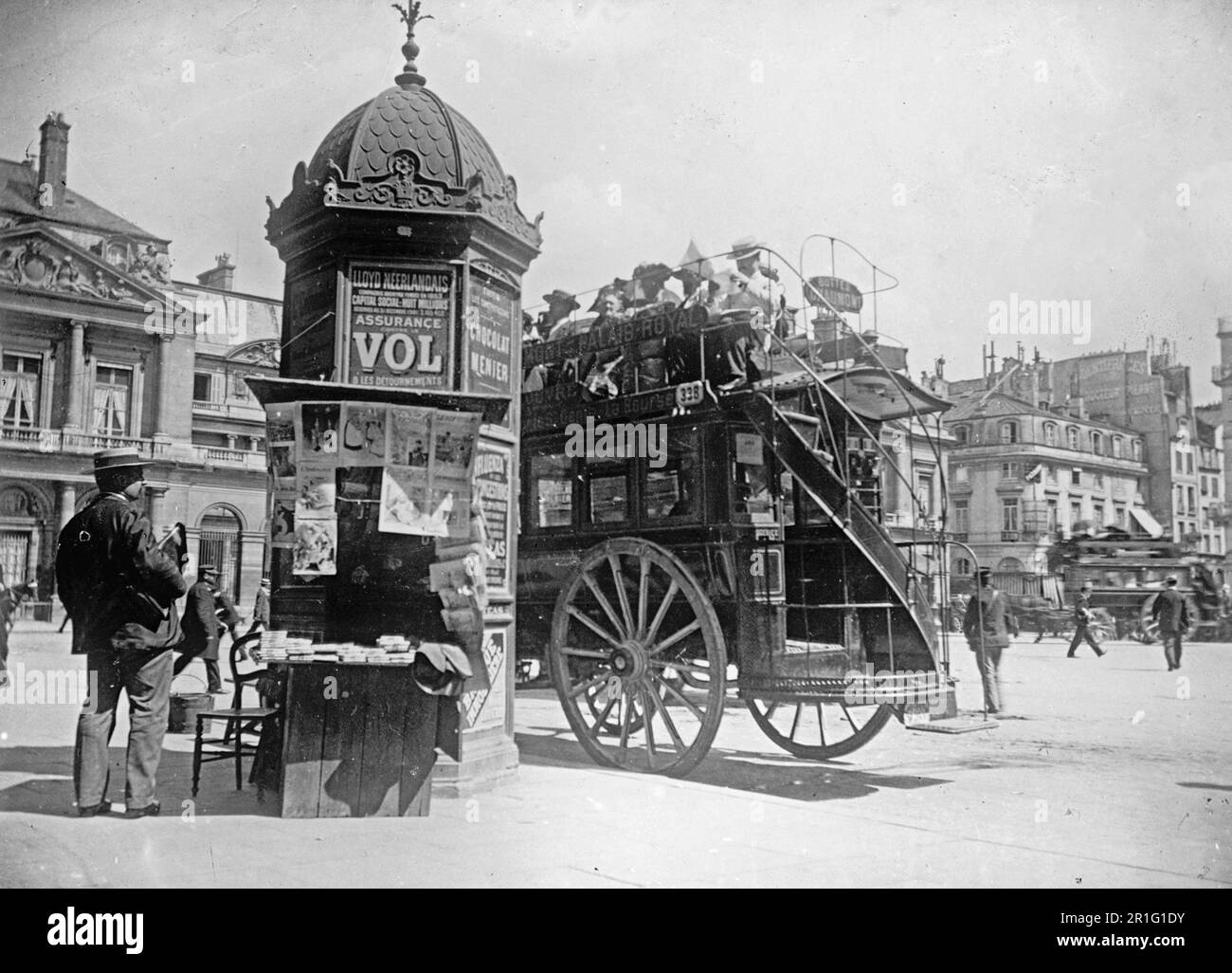 Foto di archivio: Tipico angolo di strada parigina con chiosco ca. 1910s Foto Stock