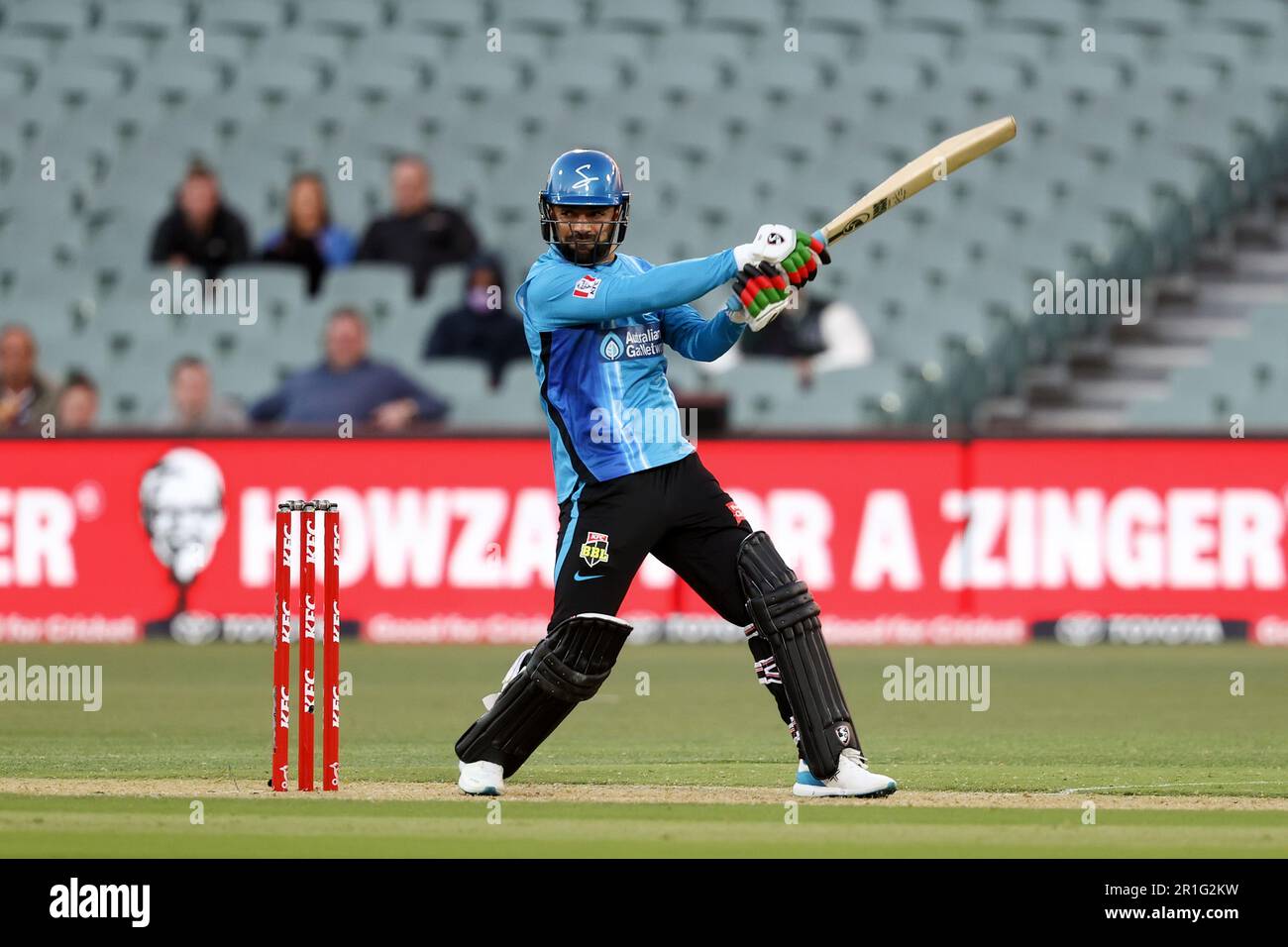 ADELAIDE, AUSTRALIA - 09 DICEMBRE: Rashid Khan of Adelaide Strikers colpisce la palla durante la partita di cricket della Big Bash League tra Adelaide Strikers e Melbourne Renegades all'Adelaide Oval il 09 dicembre 2021 a Sydney, Australia. Foto Stock