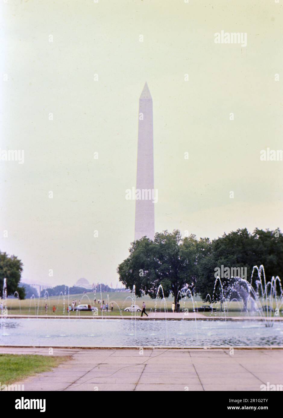 Fontana di fronte al Washington Monument negli anni '1960s Foto Stock