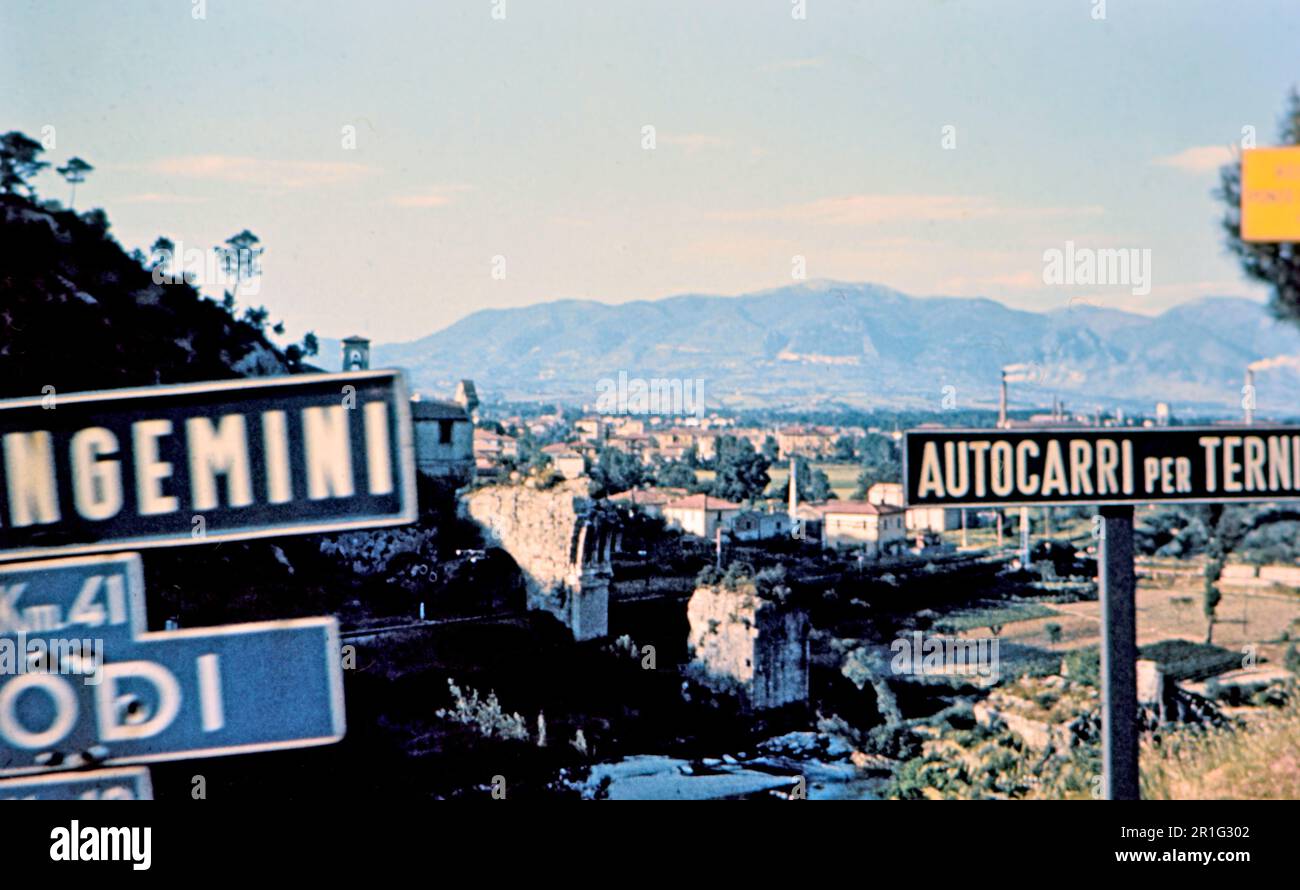 Indicazioni stradali e vecchio ponte vicino Roma Italia ca. fine 1950s o inizio 1960s Foto Stock
