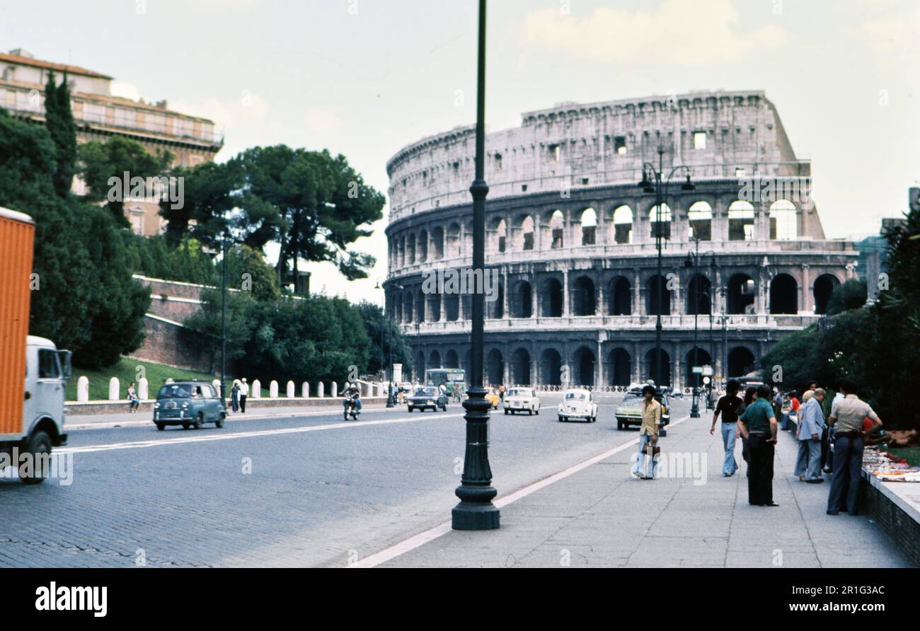 Vista sulla strada del Colosseo a Roma, Italia ca. 1976 Foto Stock