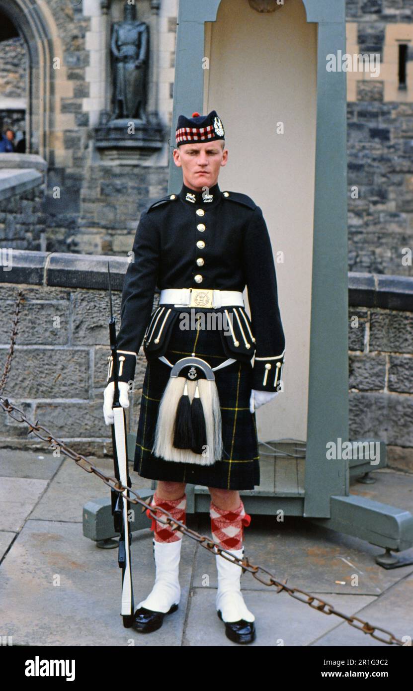 Guardia che indossa un kilt in Scozia, probabilmente al Castello di Edimburgo ca. 1982 Foto Stock