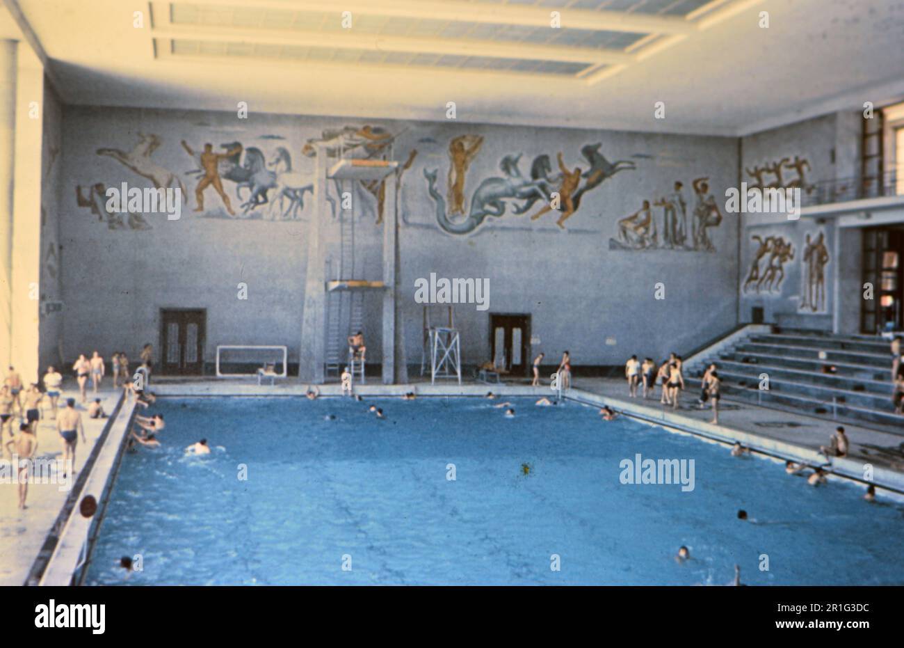 La più grande piscina coperta di Roma (circa fine 1950s o inizio 1960s) Foto Stock