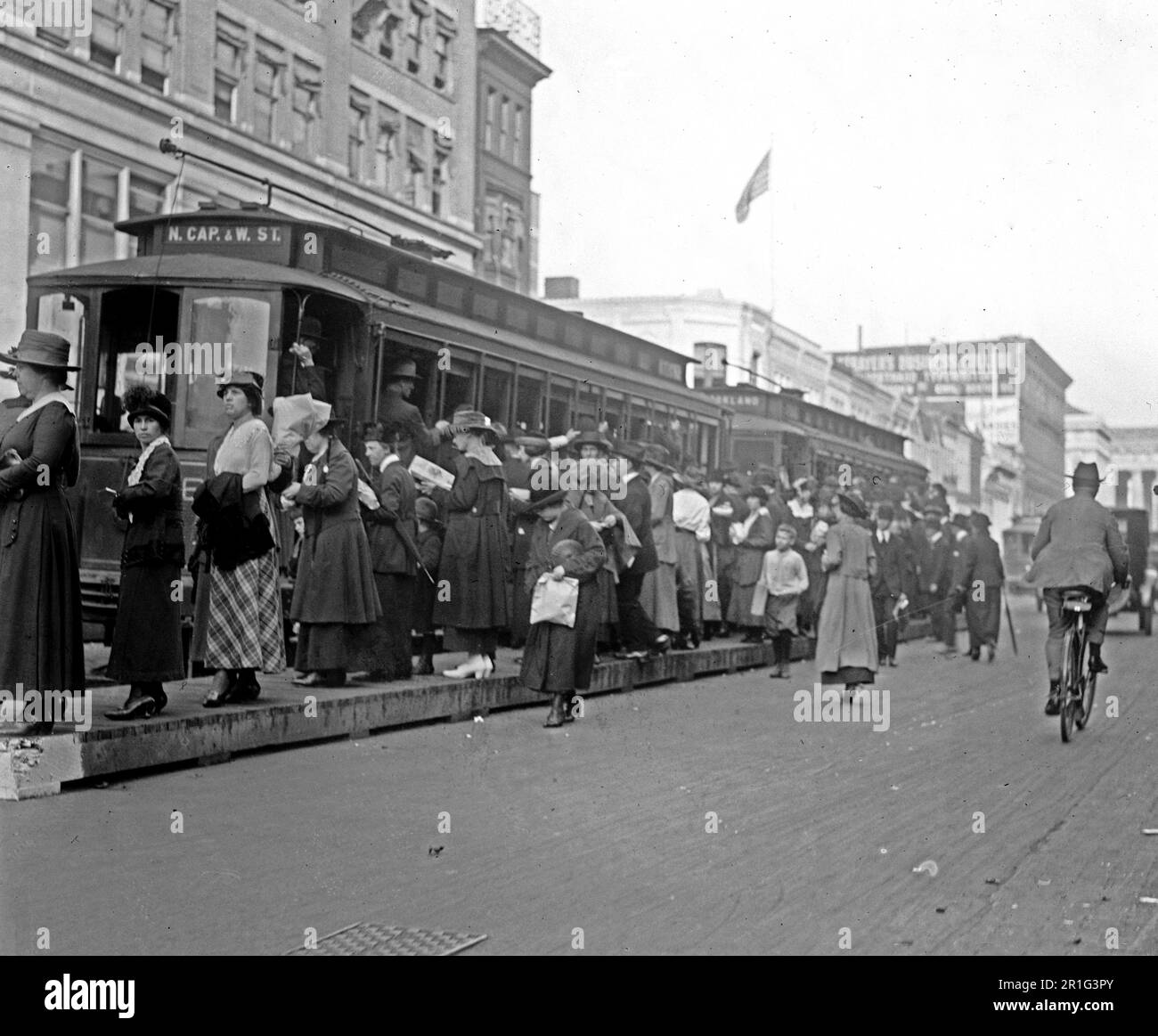 Foto di archivio: Pendolari a bordo di una strada auto o tram a Washington D.C. a 11th e F Street, NW ca. 1918-1920 Foto Stock