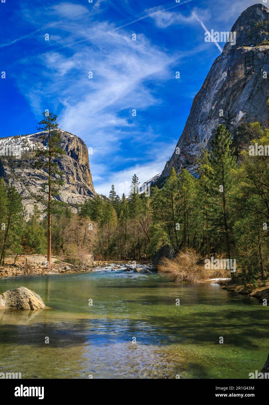 Specchio lago pieno dopo lo scioglimento della neve in primavera, la famosa Yosemite Valley nel Yosemite National Park, catena montuosa della Sierra Nevada in California, USA Foto Stock