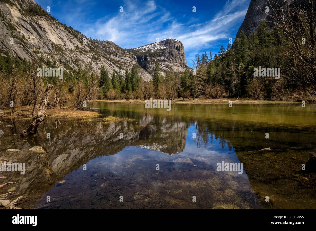 Specchio lago pieno dopo lo scioglimento della neve in primavera, North Dome Reflections, nel Parco Nazionale di Yosemite, Sierra Nevada catena montuosa in California, USA Foto Stock