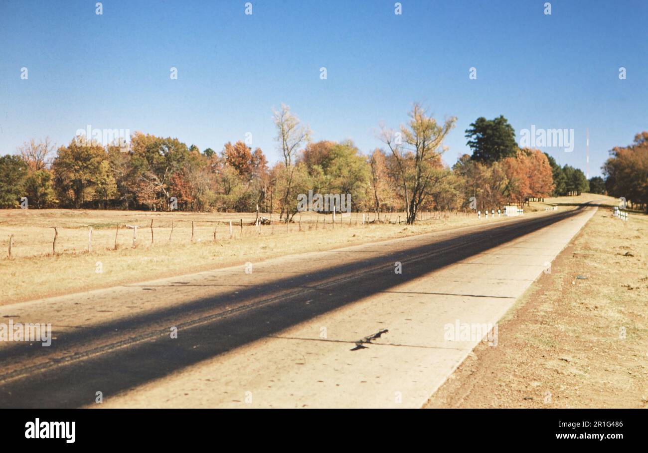 Strada di campagna in autunno al di fuori del Monte Piacevole Texas ca. 1950-1959 Foto Stock