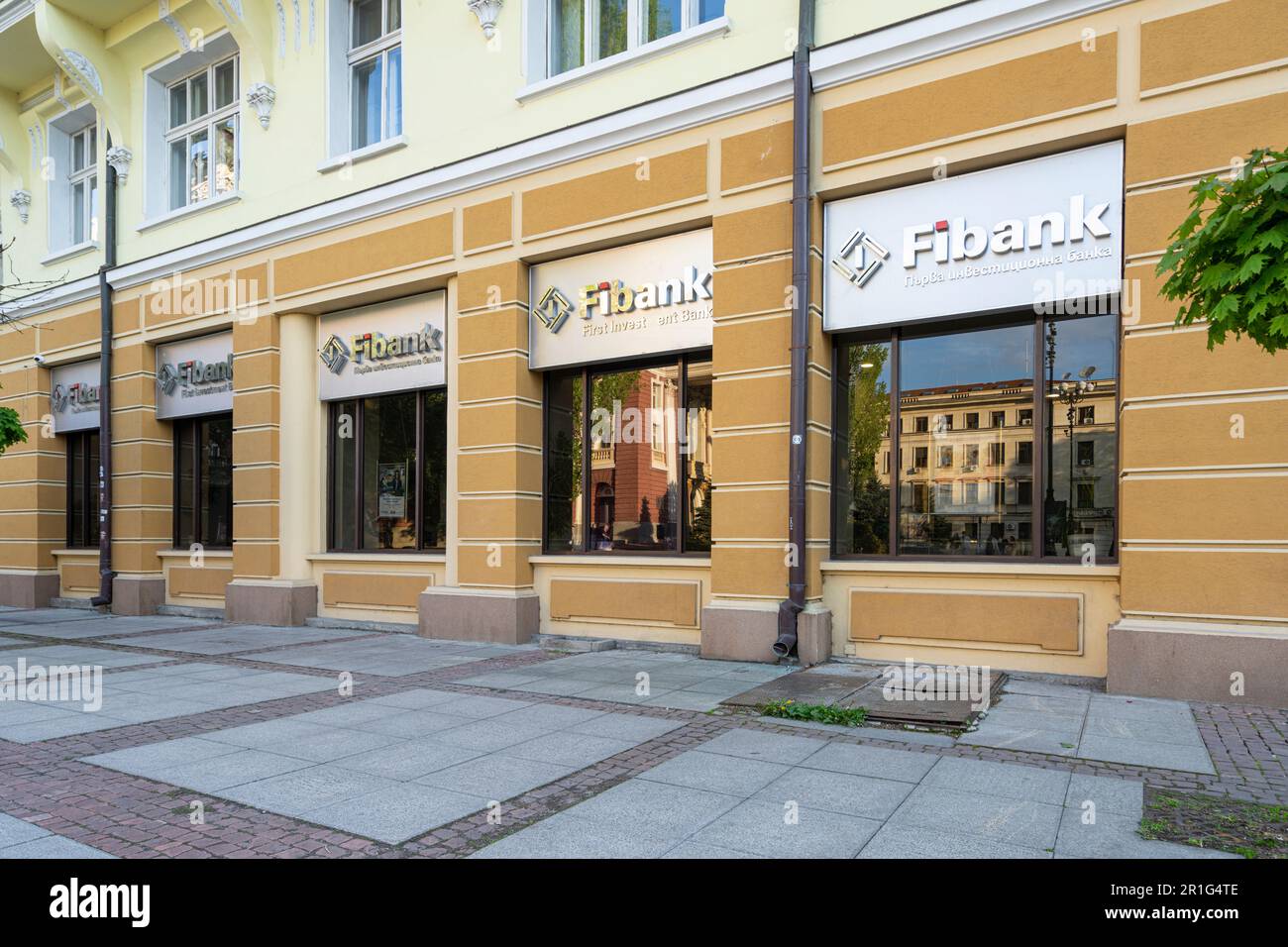 Sofia, Bulgaria. Maggio 2023. Vista esterna della filiale Finbank nel centro della città Foto Stock