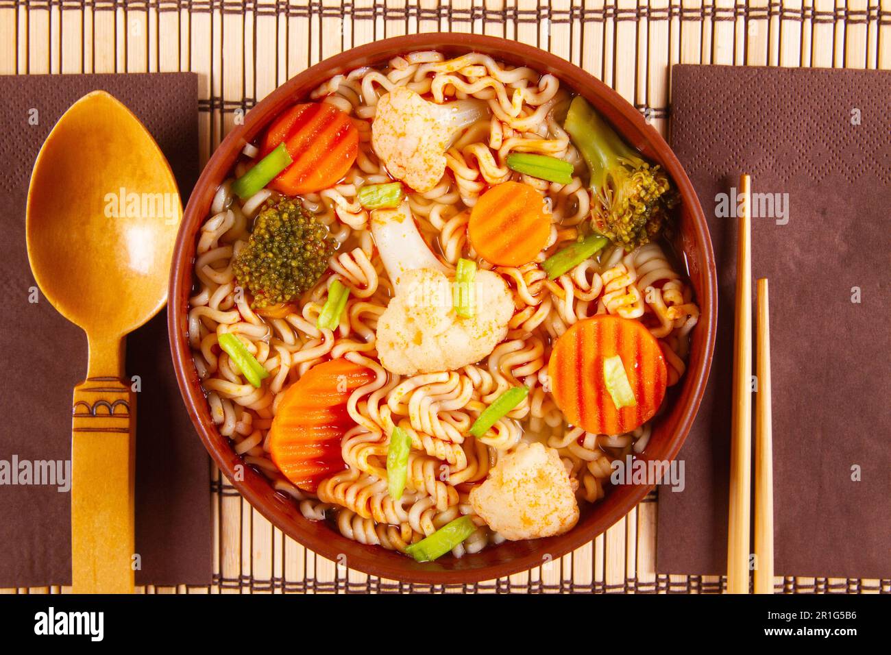 Cibo asiatico vegetariano noodle udon con verdure Foto Stock