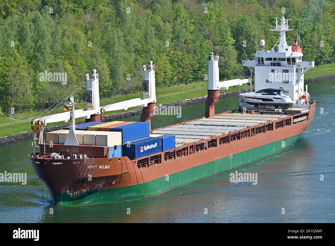 General Cargo Ship AUJAQ al canale Kiel Foto Stock