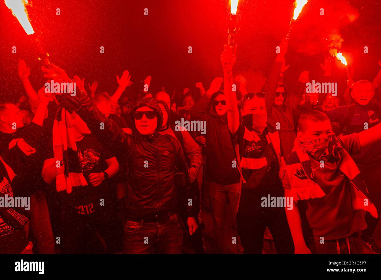 Tifosi di calcio con razzi di fuoco nelle loro mani durante una parata di calcio sul territorio della Fortezza di Pietro e Paolo. La squadra del Football Club di Zenit San Pietroburgo ha tenuto una grande parata festiva nel centro della città. Un autobus scoperto a due piani con il team in cima ha guidato attraverso luoghi iconici della città, fermandosi in luoghi diversi dove i tifosi aspettavano la squadra. Zenit divenne campione dopo la partita con Krasnodar nella Premier League russa (RPL), avendo vinto il decimo titolo di campionato nella sua storia. (Foto di Artem Priakhin/SOPA Images/Sipa USA) Foto Stock