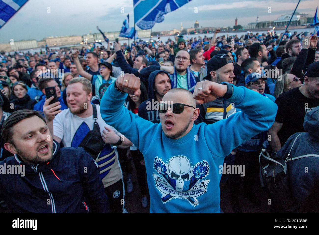 Gli appassionati di calcio partecipano a una sfilata di calcio sul territorio della Fortezza di Pietro e Paolo. La squadra del Football Club di Zenit San Pietroburgo ha tenuto una grande parata festiva nel centro della città. Un autobus scoperto a due piani con il team in cima ha guidato attraverso luoghi iconici della città, fermandosi in luoghi diversi dove i tifosi aspettavano la squadra. Zenit divenne campione dopo la partita con Krasnodar nella Premier League russa (RPL), avendo vinto il decimo titolo di campionato nella sua storia. (Foto di Artem Priakhin/SOPA Images/Sipa USA) Foto Stock