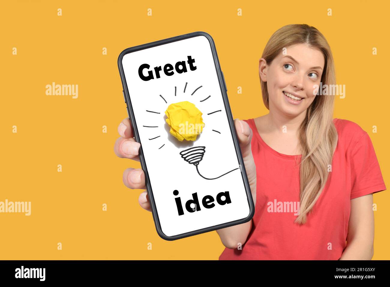 Concetto carta sgualcita lampadina metafora per la buona idea Foto Stock