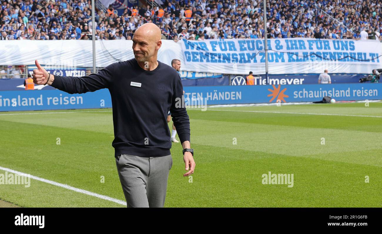 Bochum, Germania. 13th maggio, 2023. Primo : 05/13/2023, calcio, campionato 1st, 1st Bundesliga, Stagione 2022/2023, VfL Bochum - FC Augsburg 3:2 allenatore Thomas LETSCH, Bochum pollice in su di fronte al banner : noi per voi, voi per noi, insieme per rimanere in su Credit: dpa / Alamy Live News Foto Stock