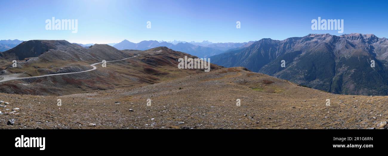 Vista dal Colle dell'Assietta, strada di cresta dell'Assietta, passo delle Alpi Cottiane, Piemonte, Italia Foto Stock