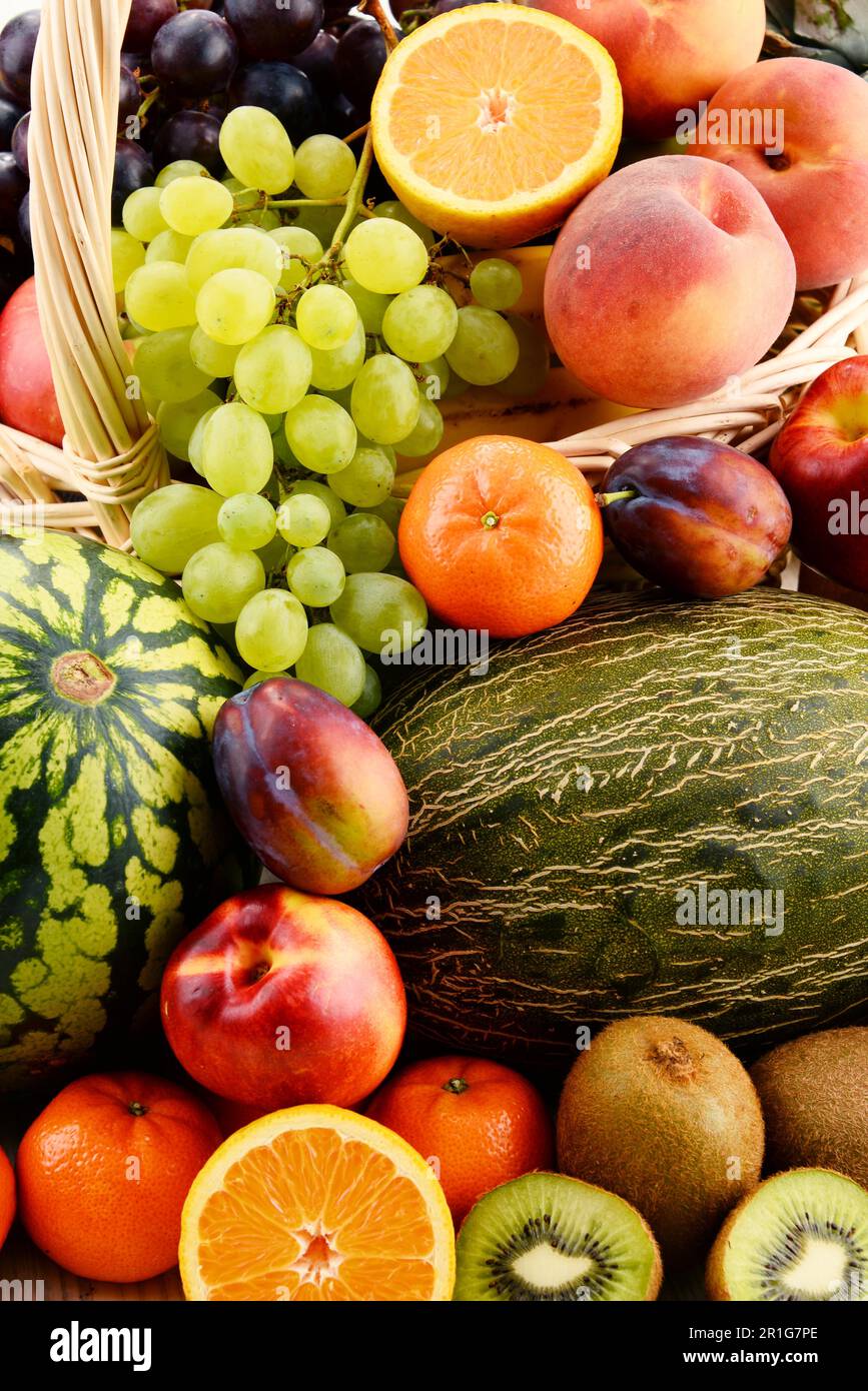 Composizione con frutti assortiti. Alimentazione equilibrata Foto Stock
