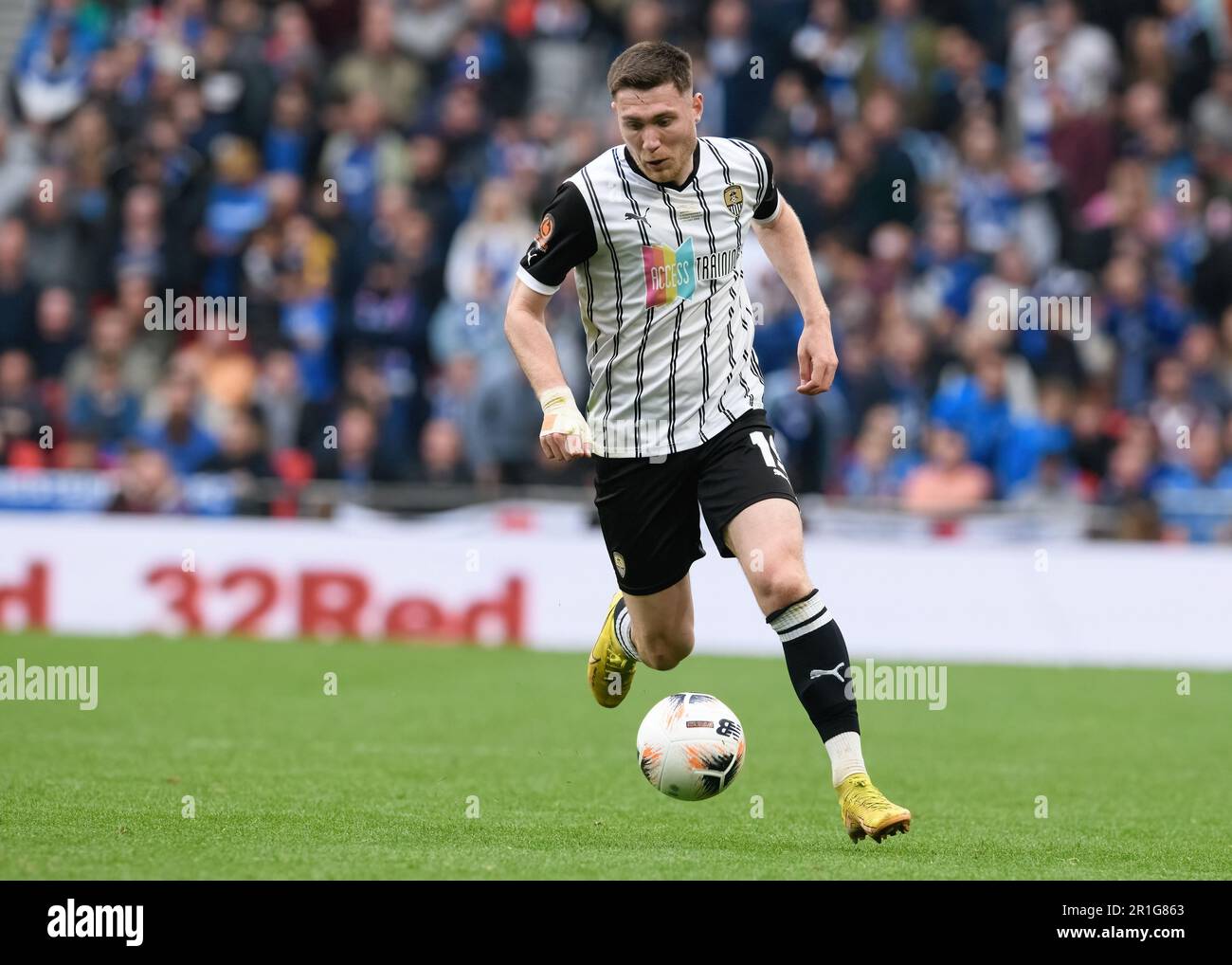 Wembley Stadium, Londra, Regno Unito. 13 maggio 2023 alle ore 1530. Notts County FC contro Chesterfield FC - finale della Vanarama National League. Cedwyn Scott (Notts County FC) con la palla foto: Mark Dunn/Alamy, Foto Stock