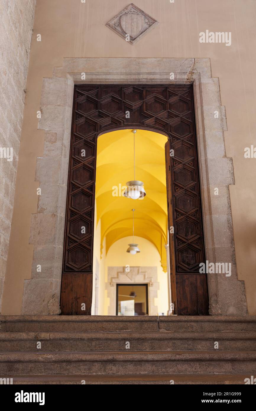 Scala interna, porta intarsiata in legno e sala del Palau del cortile, sede dell'Archivio di Stato e corona d'Aragona nel G Foto Stock